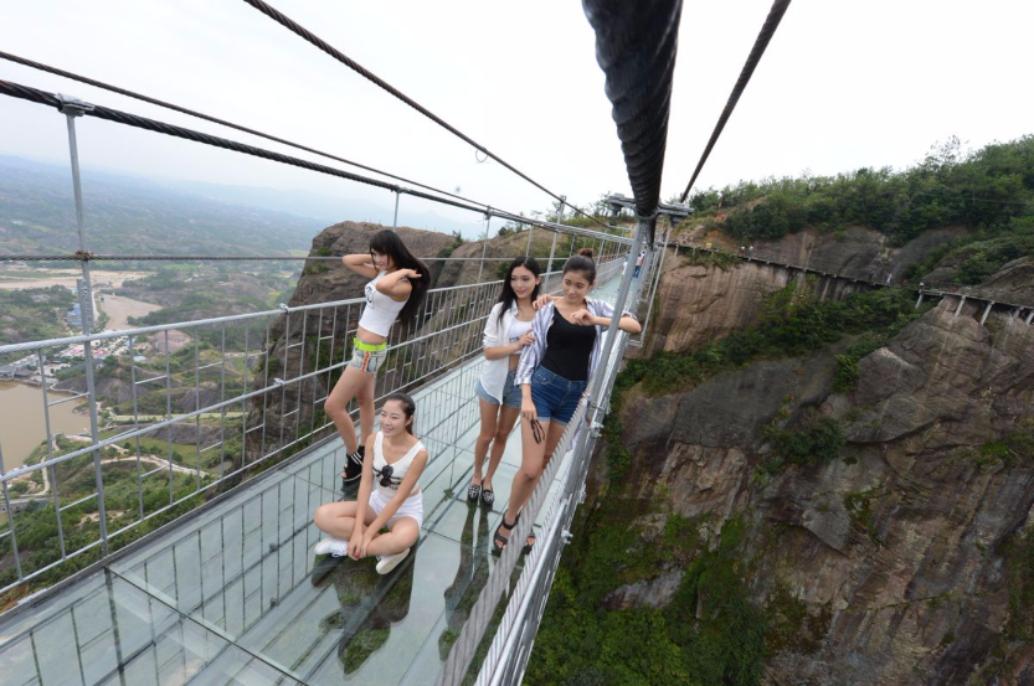 Первый в мире подвесной стеклянный мост появился в Китае
